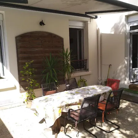 Cosy Rare 2 Bedroom Around A Private Garden *