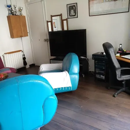 Cosy Rare 2 Bedroom Around A Private Garden