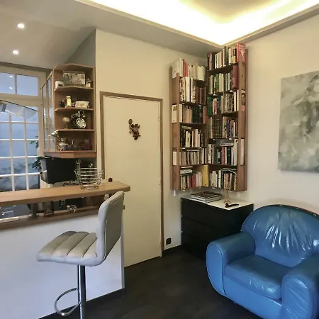 Cosy Rare 2 Bedroom Around A Private Garden Apartment